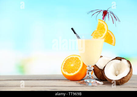Glas Sommer Cocktail auf Holztisch auf hellen verschwommenen Hintergrund Stockfoto