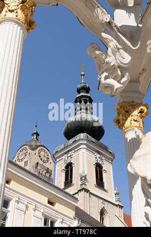 Die Frauenbergkirche und die Pfarrkirche Hl. Nikolaus (Kirche des Heiligen Nikolaus) gesehen durch die Dreifaltigkeitssäule, Stein an der Donau, Österreich Stockfoto