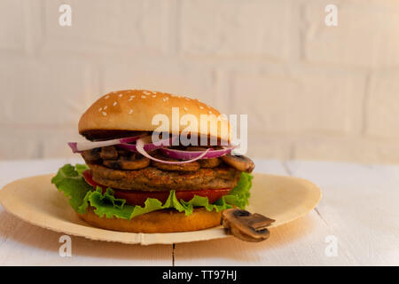 Vegan Pilz und Bean Burger auf weißem Hintergrund mit kopieren. Stockfoto