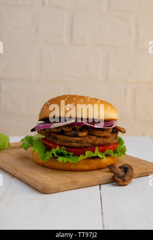 Vegan hausgemachte Pilz Burger auf weiße Holztisch. Stockfoto