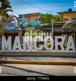 Mancora, Peru - 18. April 2019: Schild begrüßte die Besucher der Stadt am Strand von Mancora Stockfoto