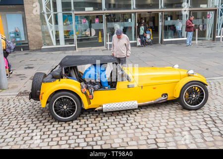 Paisley, Schottland, Großbritannien. 15 Juni, 2019. Ein kleiner Junge steigt in den Fahrersitz eines Sportwagens an Paisley Carfest 2019 In diesem Jahr feiert er den 6-jähriges Jubiläum. Gezeigt werden eine Reihe von klassischen Fahrzeugen, Oldtimer, Spezialist kundenspezifische Autos, Muscle Cars, supercars und Einsatzfahrzeuge. Alle Spendengelder gehen an dem Tag, an dem St. Vincent's Hospiz in Howwood zu unterstützen. Credit: Skully/Alamy leben Nachrichten Stockfoto