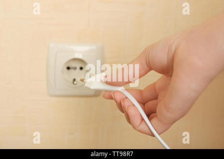 Hand, Stecker in die Steckdose Stockfoto, Bild: 77990323 - Alamy