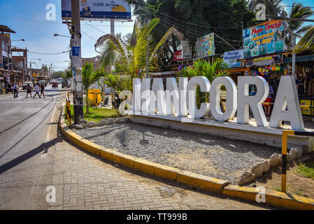 Mancora, Peru - 18. April 2019: Schild begrüßte die Besucher der Stadt am Strand von Mancora Stockfoto