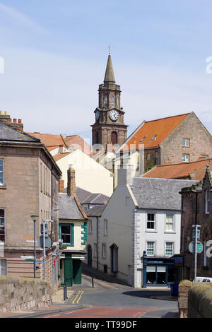 Die Rathaus Uhr stolz steht oberhalb der Häuser in Berwick upon Tweed. Berwick-upon-Tweed liegt an der nördlichsten Spitze von Northumberland. Stockfoto