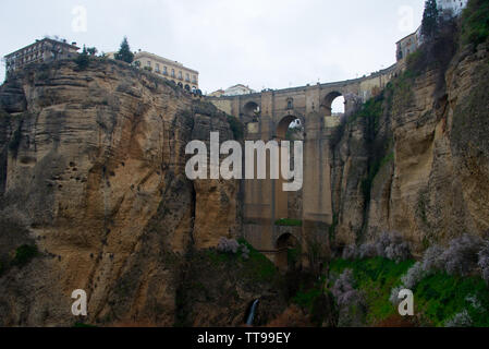 Alte Brücke, Verbindung von alten und neuen Teil der andalusischen Stadt Ronda über Schlucht El Tajo des Río Guadalevín Stockfoto