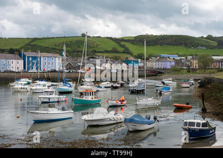 Der malerische Hafen und charmante georgische Stadt Aberaeron auf der Cardigan Bay Küste, Ceredigion, Wales, Großbritannien Stockfoto
