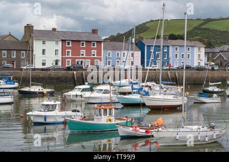 Der malerische Hafen und charmante georgische Stadt Aberaeron auf der Cardigan Bay Küste, Ceredigion, Wales, Großbritannien Stockfoto