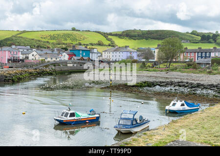 Der malerische Hafen und charmante georgische Stadt Aberaeron auf der Cardigan Bay Küste, Ceredigion, Wales, Großbritannien Stockfoto