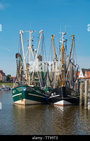 Fischerboote im Hafen. Greetsiel. Ostfriesland, Niedersachsen, Deutschland Stockfoto