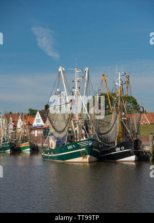 Fischerboote im Hafen. Greetsiel. Ostfriesland, Niedersachsen, Deutschland Stockfoto