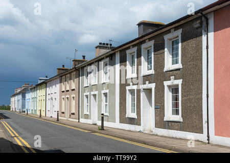 Die malerische georgischen Stadt Aberaeron auf der Cardigan Bay Küste, Ceredigion, Wales, UK, mit bunt bemalten Häusern. Stockfoto