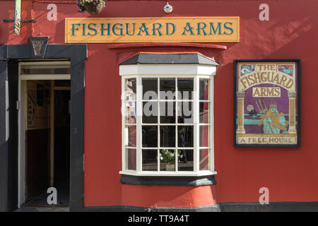 Fishguard Arme, farbenfroh und traditionellen öffentlichen Haus oder Kneipe in der walisischen Stadt in Fishguard, Pembrokeshire, Wales, Großbritannien Stockfoto