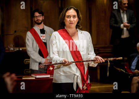 Ada Colau im Rathaus von Barcelona während der Sitzung zu wählen, der Bürgermeister der Stadt. Ada Colau wurde erneut als Bürgermeisterin für Barcelona, der pro-Unabhängigkeit katalanischen republikanischen Linken Partei geringfügig mehr Stimmen als Colau der Gruppe gewann gewählt, aber Colau bleibt weiter im Amt nach der Einigung mit der katalanischen Zweig der Sozialistischen Partei und Manuel Valls Ratsmitglieder. Stockfoto