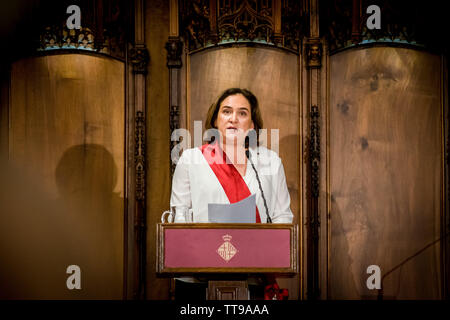 Ada Colau im Rathaus von Barcelona während der Sitzung zu wählen, der Bürgermeister der Stadt. Ada Colau wurde erneut als Bürgermeisterin für Barcelona, der pro-Unabhängigkeit katalanischen republikanischen Linken Partei geringfügig mehr Stimmen als Colau der Gruppe gewann gewählt, aber Colau bleibt weiter im Amt nach der Einigung mit der katalanischen Zweig der Sozialistischen Partei und Manuel Valls Ratsmitglieder. Stockfoto