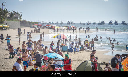 Mancora, Peru - 18. April 2019: Touristen in der Sonne an den Stränden von Mancora Stockfoto