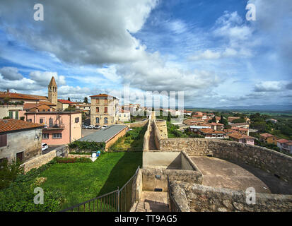 Die mittelalterlichen Stadtmauern in Magliano in Toscana, Toskana, Italien Stockfoto