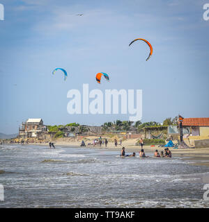 Mancora, Peru - 18. April 2019: Kitesurfer fliegen über die Strände von Mancora Stockfoto