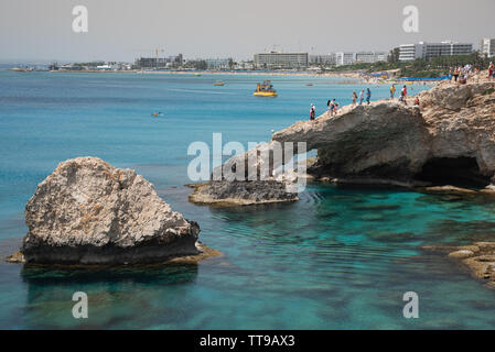 Agia Napa, Zypern, 29. April 2019: Menschen über dem Meer stehen Höhlen auf der berühmtesten Brücke, in der Nähe von Ayia Nacken, Kap Greco, in Zypern Stockfoto