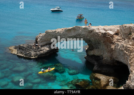 Agia Napa, Zypern, 29. April 2019: Menschen über dem Meer stehen Höhlen auf der berühmtesten Brücke, in der Nähe von Ayia Nacken, Kap Greco, in Zypern Stockfoto