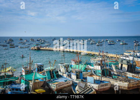 Mancora, Peru - 18. April 2019: Fischerboote in Mancora Marina Stockfoto