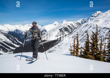 Skifahrer wandern die Asulkan Tal in der Nähe des Rogers Pass im Glacier National Park, Kanada. Skinning bergauf Skilaufen aktiv bleiben. Stockfoto