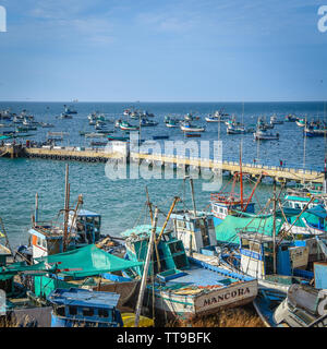 Mancora, Peru - 18. April 2019: Fischerboote in Mancora Marina Stockfoto