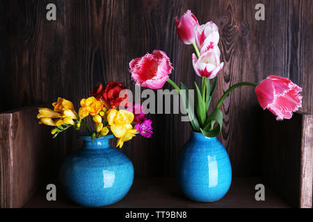 Frische Blumen auf hölzernen Hintergrund Stockfoto