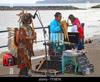 Honiton, Devon, England - 5. AUGUST 2012: Peruanischer Straßenmusikanten spielen auf der Esplanade in Sidmouth jährliche folk Woche. Stockfoto