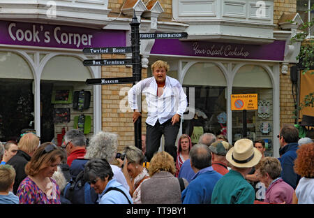 Honiton, Devon, England - 5. AUGUST 2012: Zwei Straße Gaukler und Animateure in der Stadt zu einem dankbaren Publikum. Stockfoto