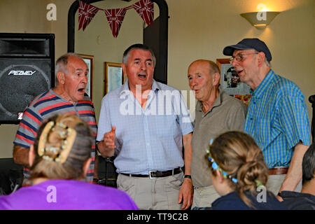 Honiton, Devon, England - 5. AUGUST 2012: Vier reifere Sänger acapella zu einem "Open Mike"-Sitzung führen Sie in einem Meer pub Während folk Woche Stockfoto