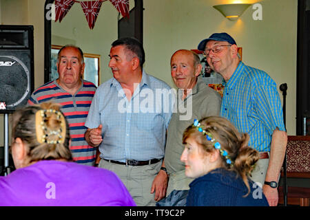 Honiton, Devon, England - 5. AUGUST 2012: Vier reifere Sänger acapella zu einem "Open Mike"-Sitzung führen Sie in einem Meer pub Während folk Woche Stockfoto