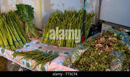 Büscheln wilder Spargel und Gemüse auf dem Markt in Cadiz, Andalusien, Spanien Stockfoto