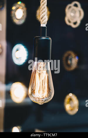Dekorative antike Edison Stil Licht Glühlampen hängen Stockfoto