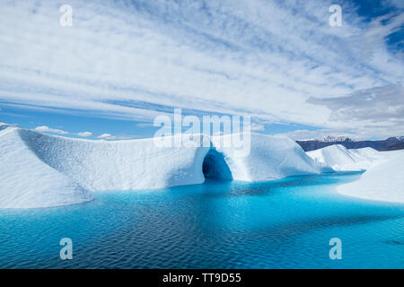 Kristallklare blaue Wasser überschwemmt eine Eishöhle auf der Oberfläche der Matanuska Gletscher in Alaska. Der Pool hat von schmelzenden Eis der Gletscher in warmen gebildet Stockfoto