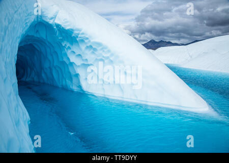 Einen großen Eingang zu einer Eishöhle auf der Matanuska Gletscher. Die Höhle ist durch Wasser aus dem schmelzenden Eis der Gletscher überflutet. Stockfoto