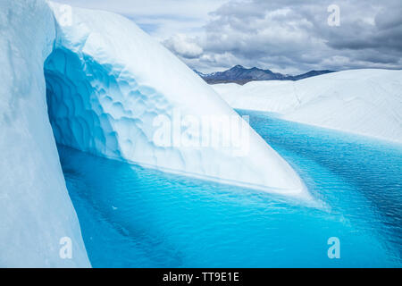 Ehemalige Eishöhle durch Schmelzen von Eis als großen blauen See Formen auf der Oberseite des Matanuska Gletscher in Alaska überflutet Stockfoto