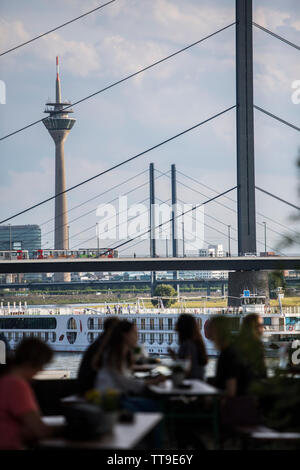 Sommer in Düsseldorf, Deutschland. Biergarten: Rheinblick 33 Stockfoto