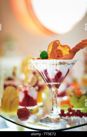 Ein süßes Eis Dessert mit Beeren und Obst am Buffet Stockfoto