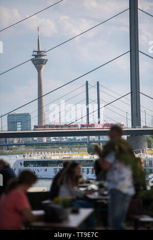 Sommer in Düsseldorf, Deutschland. Biergarten: Rheinblick 33 Stockfoto