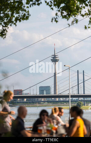 Sommer in Düsseldorf, Deutschland. Biergarten: Rheinblick 33 Stockfoto