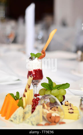 Rote und weiße Weine, Obst, Käse auf dem Buffet Stockfoto