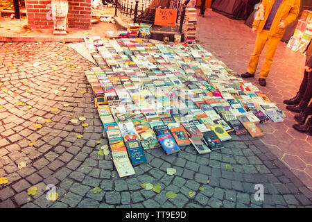 Second Hand Bücher zum Verkauf auf dem Boden in der Sonne Stockfoto