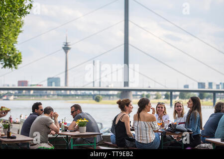 Sommer in Düsseldorf, Deutschland. Biergarten: Rheinblick 33 Stockfoto