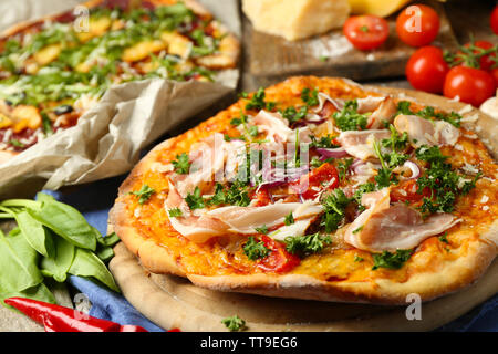 Leckere Pizza auf dem Tisch Nahaufnahme Stockfoto