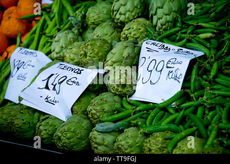 Artischocken und Bohnen mit Preisschildern an Markt in Cadiz, Spanien Stockfoto