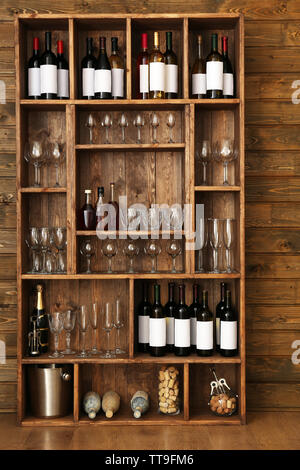 Vitrinen mit Weinflaschen mit Brille auf Holz Wand Hintergrund Stockfoto