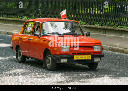 Lemberg, Ukraine - Juni 2, 2019: Alte retro Auto WARTBURG mit seinem Besitzer und unbekannte Personen die Teilnahme an Rennen Leopolis Grand Prix 2019, UKRA ausgeliefert Stockfoto