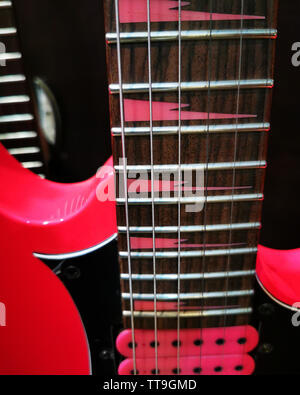Neon Pink e-gitarre Details close up Stockfoto
