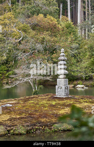 Eine Pagode aus Stein auf einer Insel im Goldenen Pavillon Park. Stockfoto